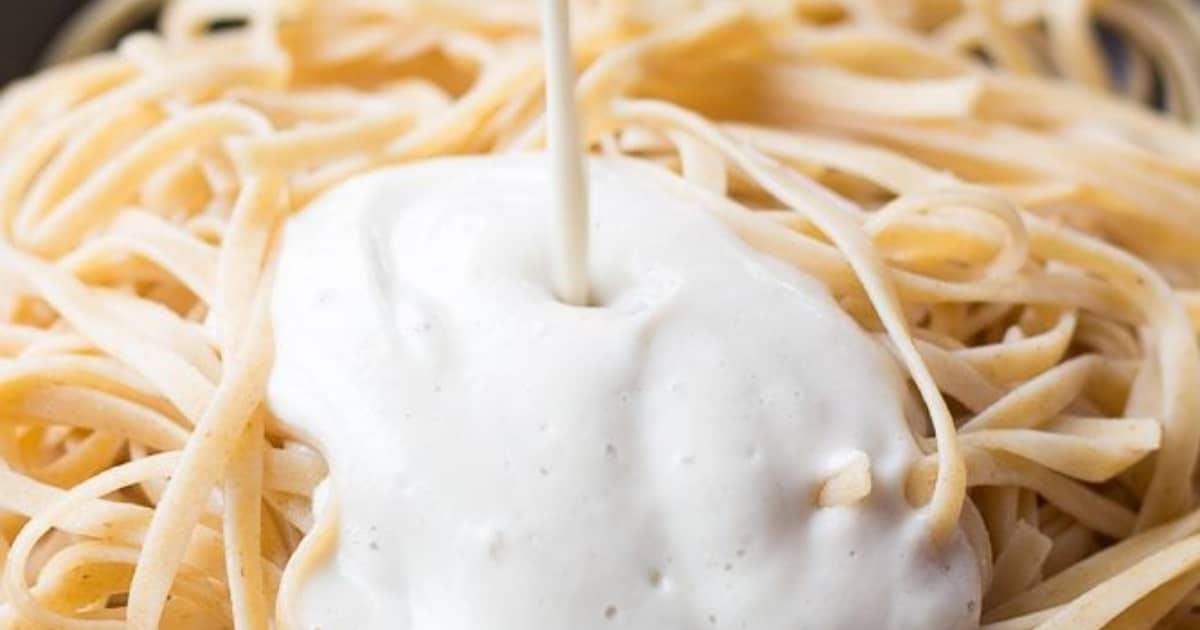 Combina esta salsa alfredo con tu pasta favorita.