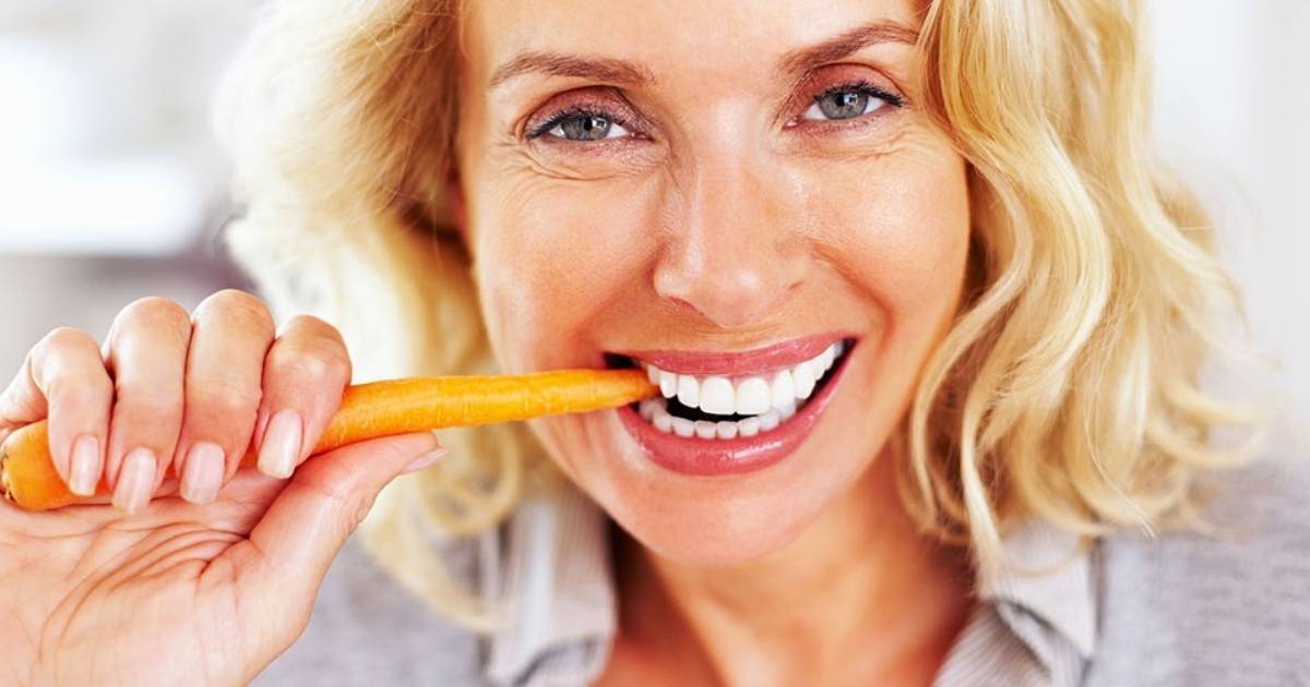 Estos alimentos blanquean tus dientes de forma natural